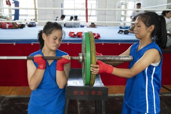 图为9月7日,在四川省凉山彝族自治州冕宁县泸沽中学,女拳击队员们准备