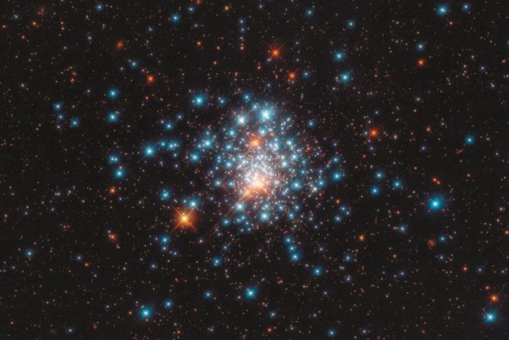NASA哈勃太空望远镜展示“华丽恒星团”