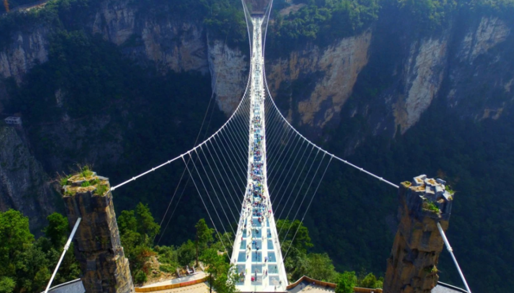 其中,张家界大峡谷玻璃桥更是创下多项记录,因此,众多的外国游客也