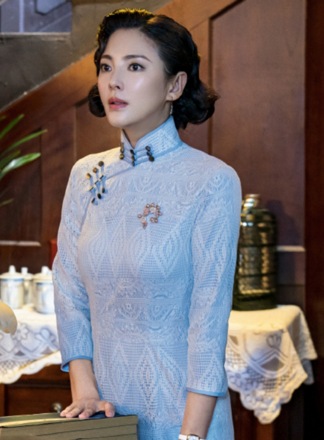 穿上这身素色旗袍后的张雨绮可就让其身具的熟女韵味美全然得以释放