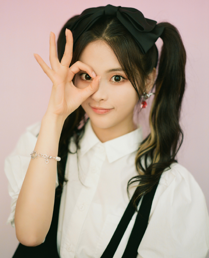 杨超越首次挑战"牛奶袜",看她将袜子穿成透光后,秀出的腿亮了