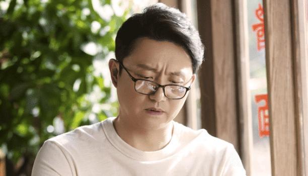 同样是四十多岁,李海潮是谭松韵的爹,而他却和谭松韵谈恋爱