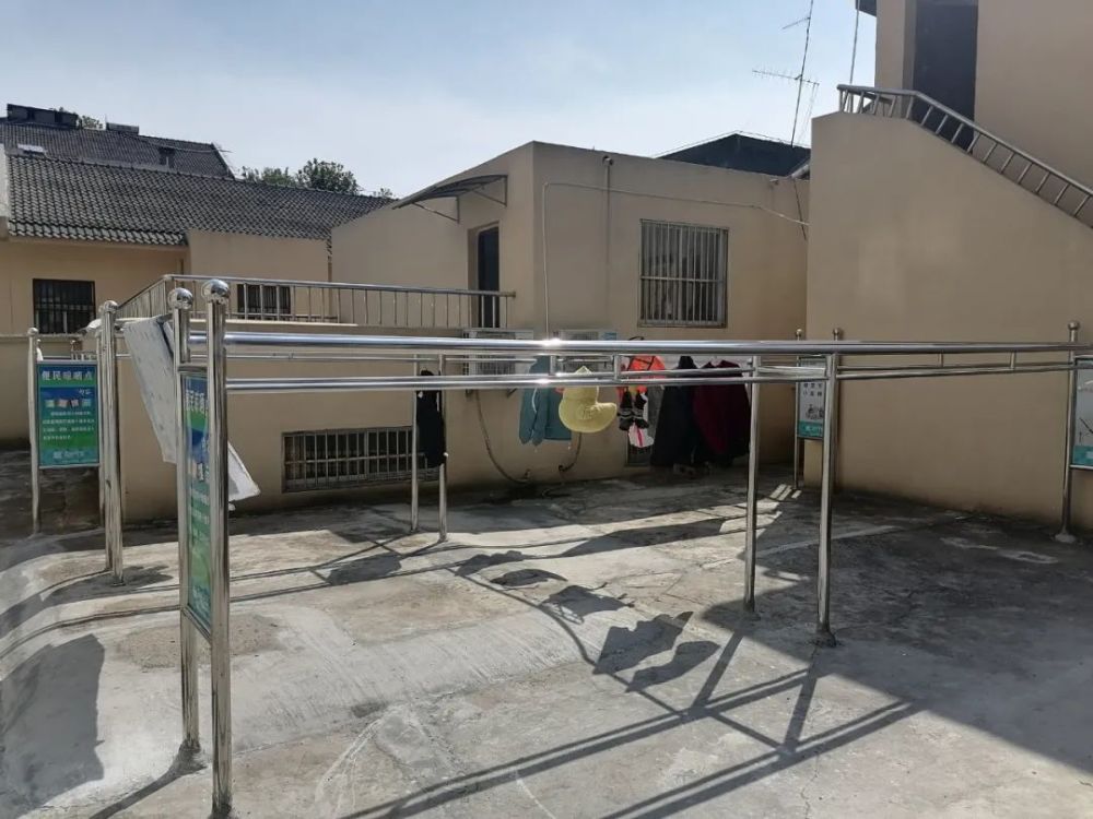 共制作晾衣架200余处,为小区的美观,居民的方便提供更有力的保障,解决