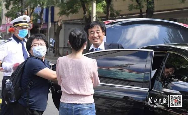 武汉|最新现场！战疫英雄北京重逢，张伯礼邀请钟南山、陈薇：再回武汉看看