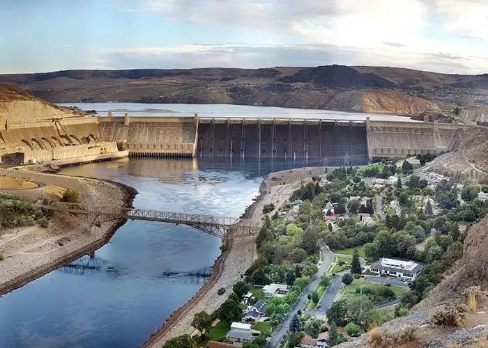 1896年尼亚加拉大瀑布的水力发电站开启了发电站远离负载消费地区的