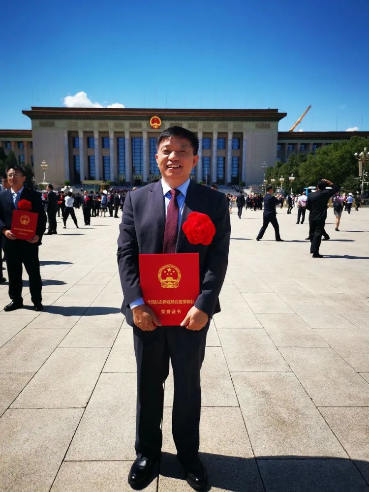 他们中,还有由东航股份总飞行师石富康带领的2月19