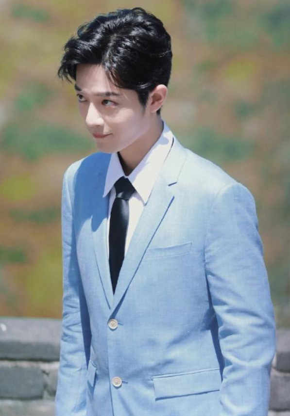 肖战|肖战新物料来袭，亮相央视推荐新剧，网友纷纷表示一身正气太帅了！