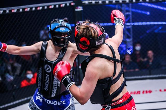 毒纪寒夜擂台碰面，拳拳到肉毫不留情，Uzi看傻眼目不转睛！