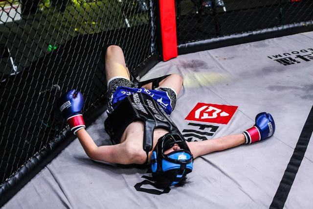 毒纪寒夜擂台碰面，拳拳到肉毫不留情，Uzi看傻眼目不转睛！