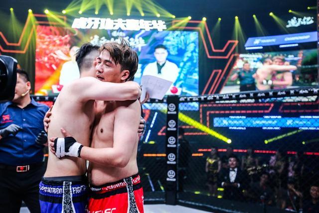 毒纪寒夜擂台碰面，拳拳到肉毫不留情，Uzi看傻眼目不转睛！