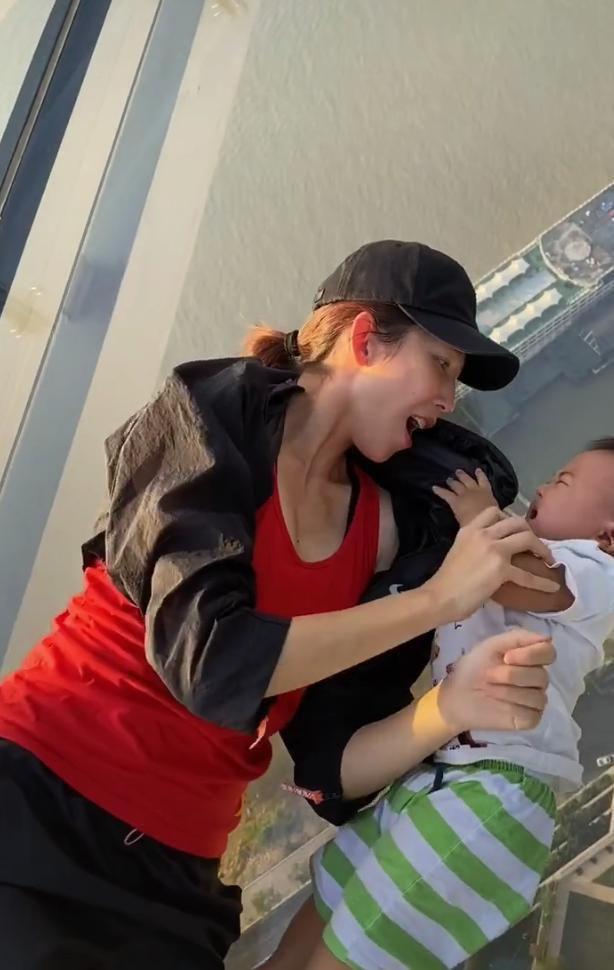 46岁蔡少芬罕晒三胎儿子10个月就暴风成长还惨被妈妈吓哭