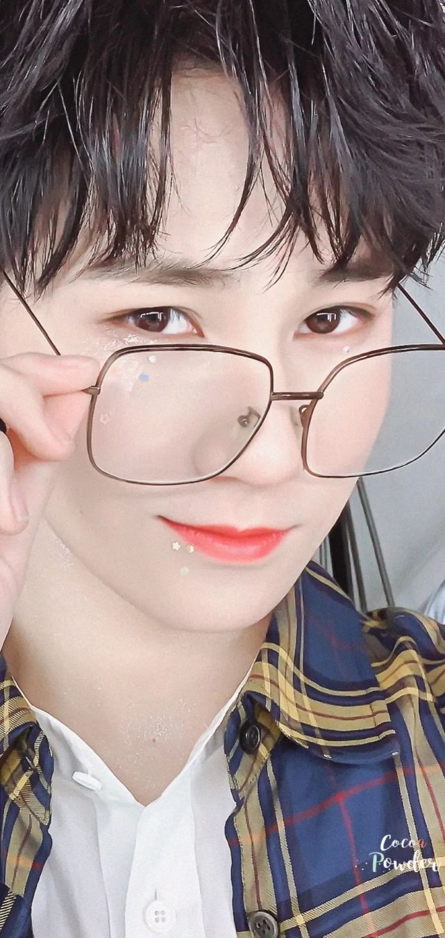 张真源壁纸他是皎皎不自知月亮