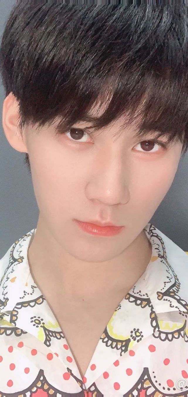 张真源壁纸他是皎皎不自知月亮