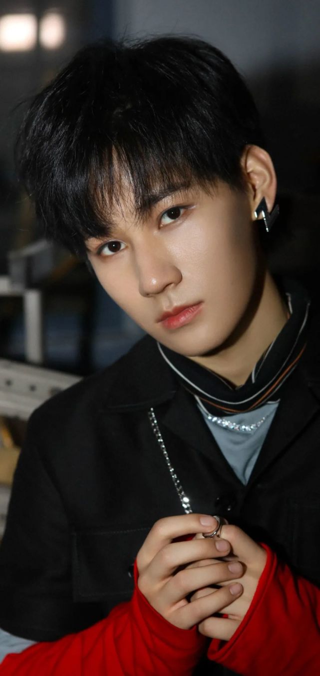 张真源壁纸他是皎皎不自知月亮