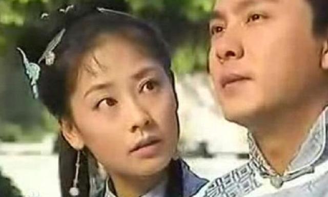 张卫健|张卫健罕秀恩爱，小9岁妻子身材高挑满脸幸福，结婚11年不生子