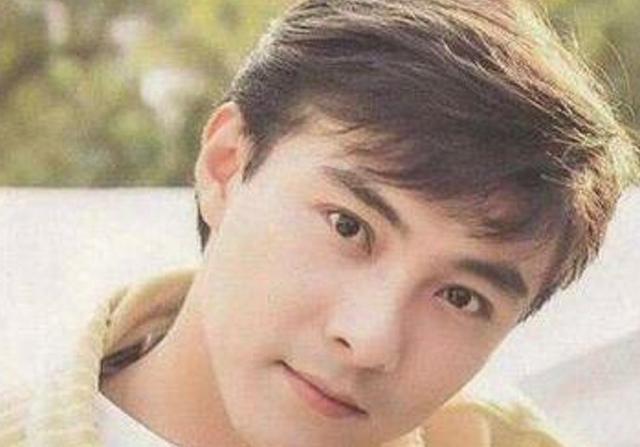 张卫健|张卫健罕秀恩爱，小9岁妻子身材高挑满脸幸福，结婚11年不生子