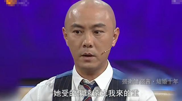 张卫健|张卫健罕秀恩爱，小9岁妻子身材高挑满脸幸福，结婚11年不生子