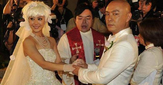 张卫健|张卫健罕秀恩爱，小9岁妻子身材高挑满脸幸福，结婚11年不生子