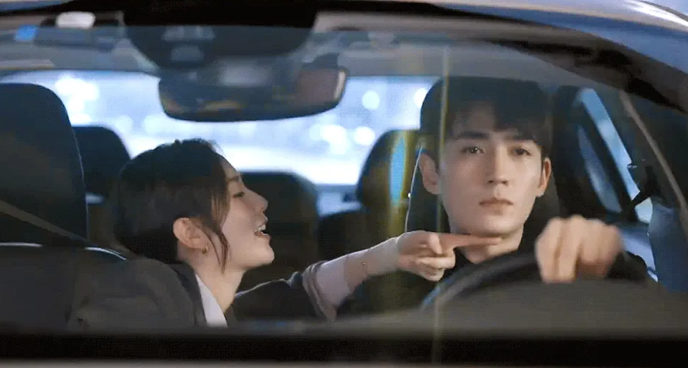 刘诗诗|《亲爱的自己》剧情太雷：刘诗诗在男厕谈生意，富婆想追朱一龙