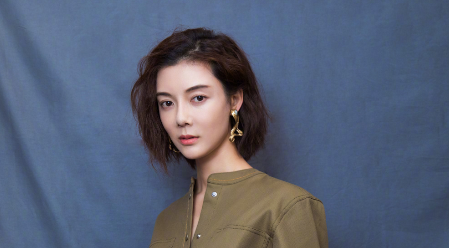 刘诗诗|《亲爱的自己》剧情太雷：刘诗诗在男厕谈生意，富婆想追朱一龙