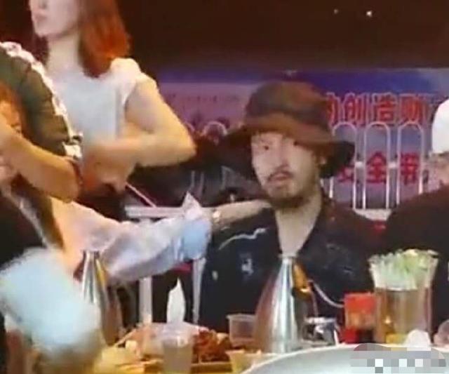 王传君|王传君与赵薇吃烧烤，满脸络腮胡亮相街边，他有6部电影即将上映