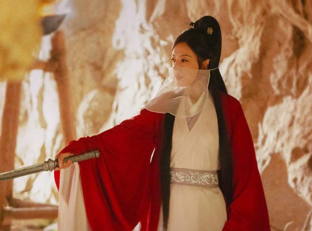 王传君|王传君与赵薇吃烧烤，满脸络腮胡亮相街边，他有6部电影即将上映