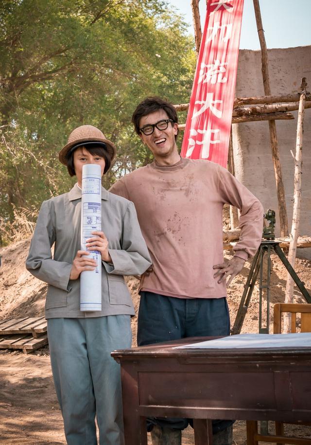 王传君|王传君与赵薇吃烧烤，满脸络腮胡亮相街边，他有6部电影即将上映