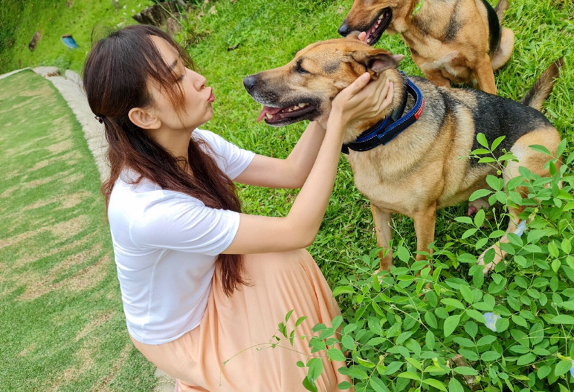胡静|宁静在参赛，她的“丫鬟”胡静享受贵妇生活，在自家院子烧烤，太豪了