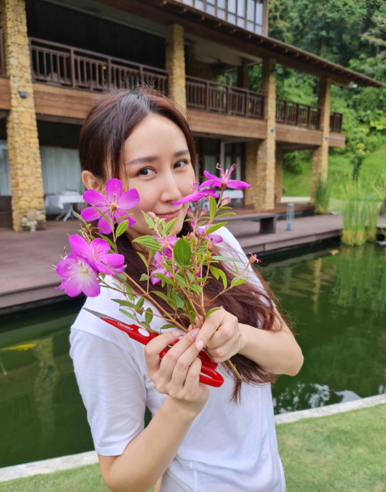胡静|宁静在参赛，她的“丫鬟”胡静享受贵妇生活，在自家院子烧烤，太豪了