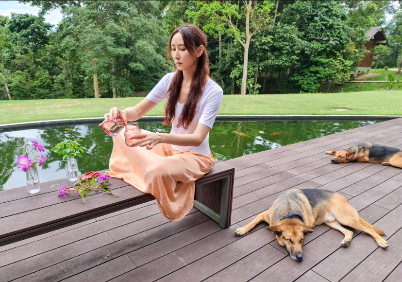 胡静|宁静在参赛，她的“丫鬟”胡静享受贵妇生活，在自家院子烧烤，太豪了