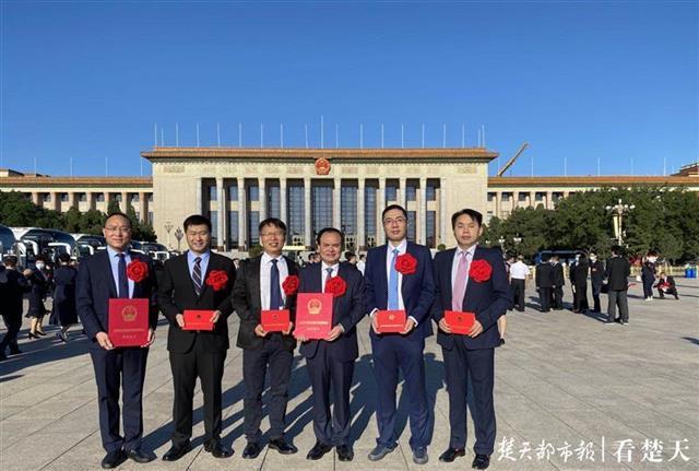 荣获九项抗疫国家级表彰!我们的英雄站上了领奖台