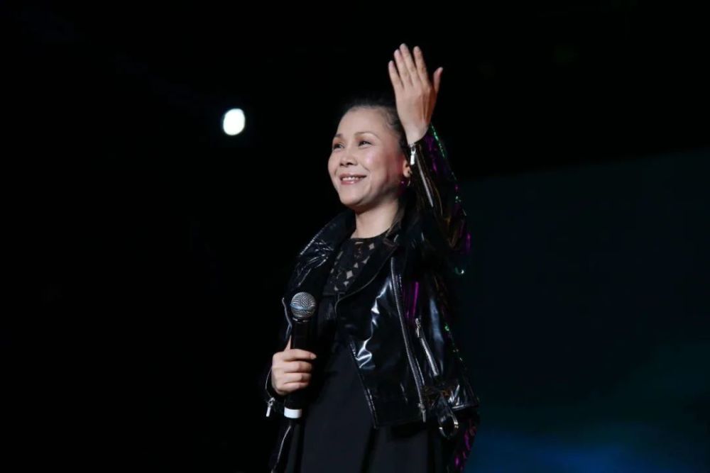 风雨彩虹铿锵玫瑰|她曾与王菲齐名，身患重病险离世，近照曝光网友惊了：真·铿锵玫瑰！