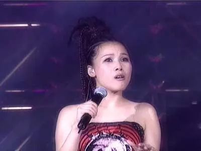 风雨彩虹铿锵玫瑰|她曾与王菲齐名，身患重病险离世，近照曝光网友惊了：真·铿锵玫瑰！