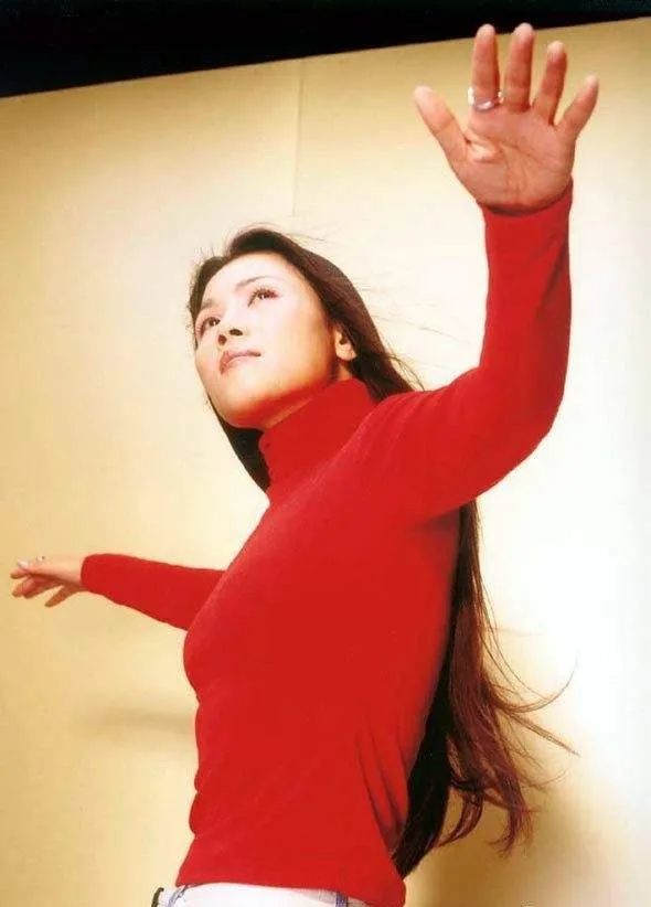 风雨彩虹铿锵玫瑰|她曾与王菲齐名，身患重病险离世，近照曝光网友惊了：真·铿锵玫瑰！