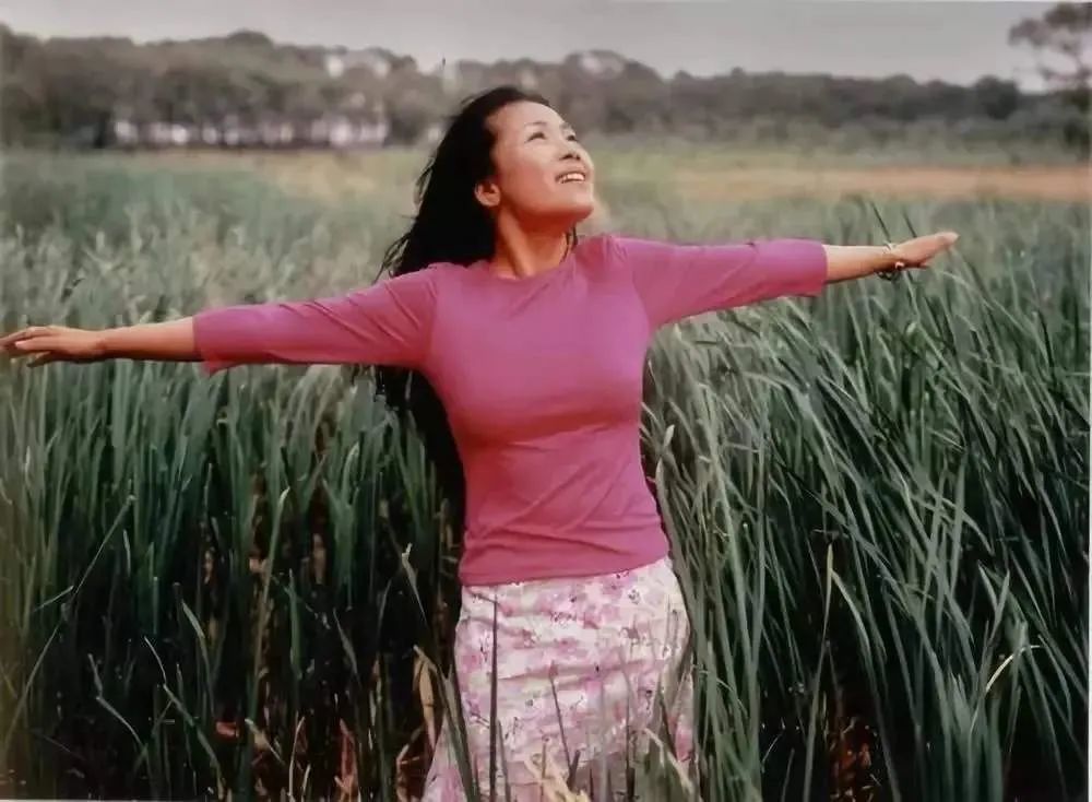 风雨彩虹铿锵玫瑰|她曾与王菲齐名，身患重病险离世，近照曝光网友惊了：真·铿锵玫瑰！