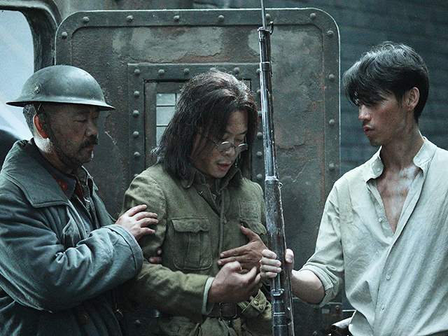 八佰中最被低估的角色,不是王千源扮演的羊拐,而是和善的他