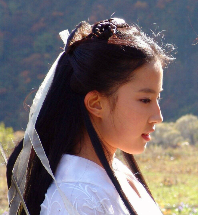 不同版本的小龙女形象对比:李若彤经典刘亦菲仙美,而她最清冷