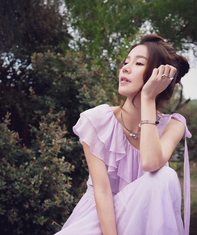 她最近也在忙于拍摄新的电视剧《七公主》,在这个剧中黄翠如为了符合