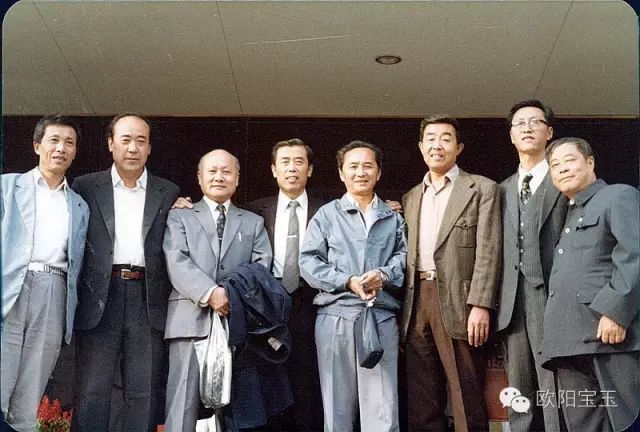 导演王扶林(右4),红学家杨乃济(右3),制片主任任大惠(左2)等人87版