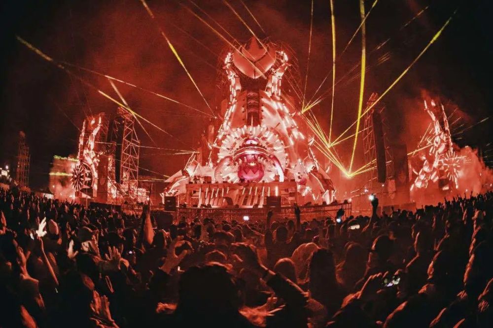 前往沙漠中的蹦迪热土 dreamland festival 去电音节除