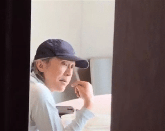 周星驰|58岁周星驰独自现身机场，头发花白，面戴口罩遮得严严实实