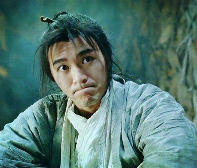 周星驰|58岁周星驰独自现身机场，头发花白，面戴口罩遮得严严实实