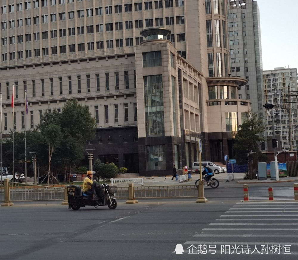云端|一个个生命在路上奔跑