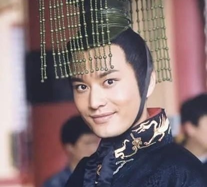 黄晓明|从“中年王子病”到“端水艺术家”，黄晓明这个夏天历险成功了吗？