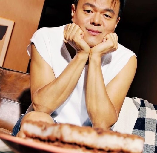 凭借这张表情包,jyp朴振英成为了网站代言人,网友:我有阴影了