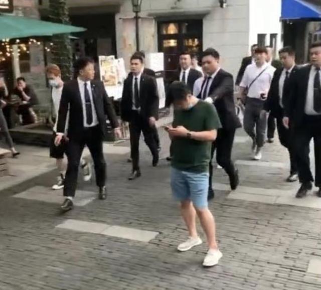 李佳琦|人气男子组合被曝耍大牌，出酒店保安将路人推出大门，无视后离开