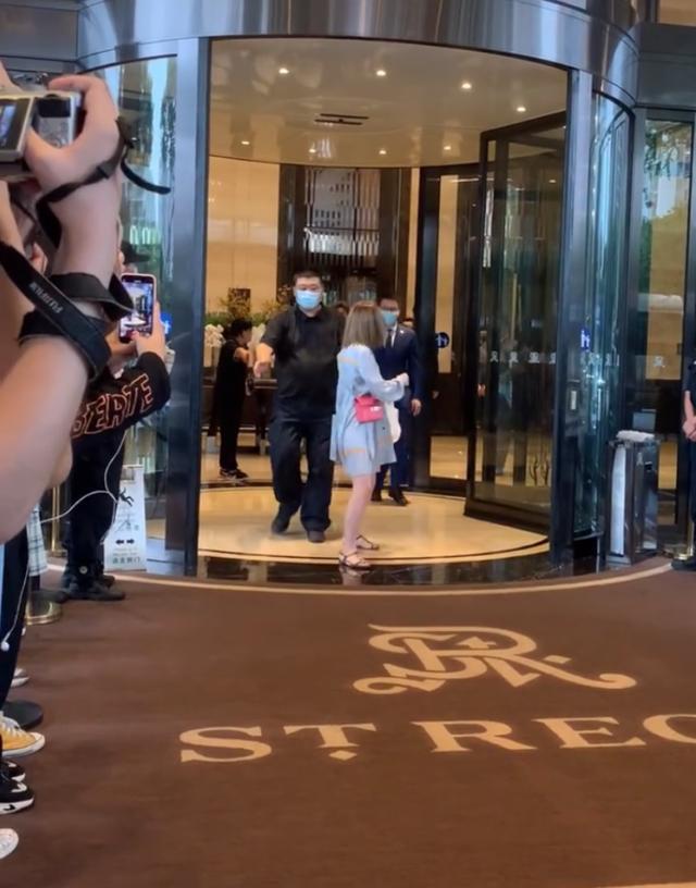 李佳琦|人气男子组合被曝耍大牌，出酒店保安将路人推出大门，无视后离开