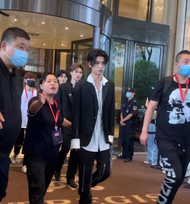李佳琦|人气男子组合被曝耍大牌，出酒店保安将路人推出大门，无视后离开