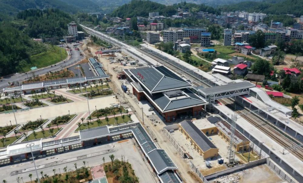 俯瞰高坪火车站高坪火车站设计年吞吐量50万人次,可辐射周边重庆,湖北