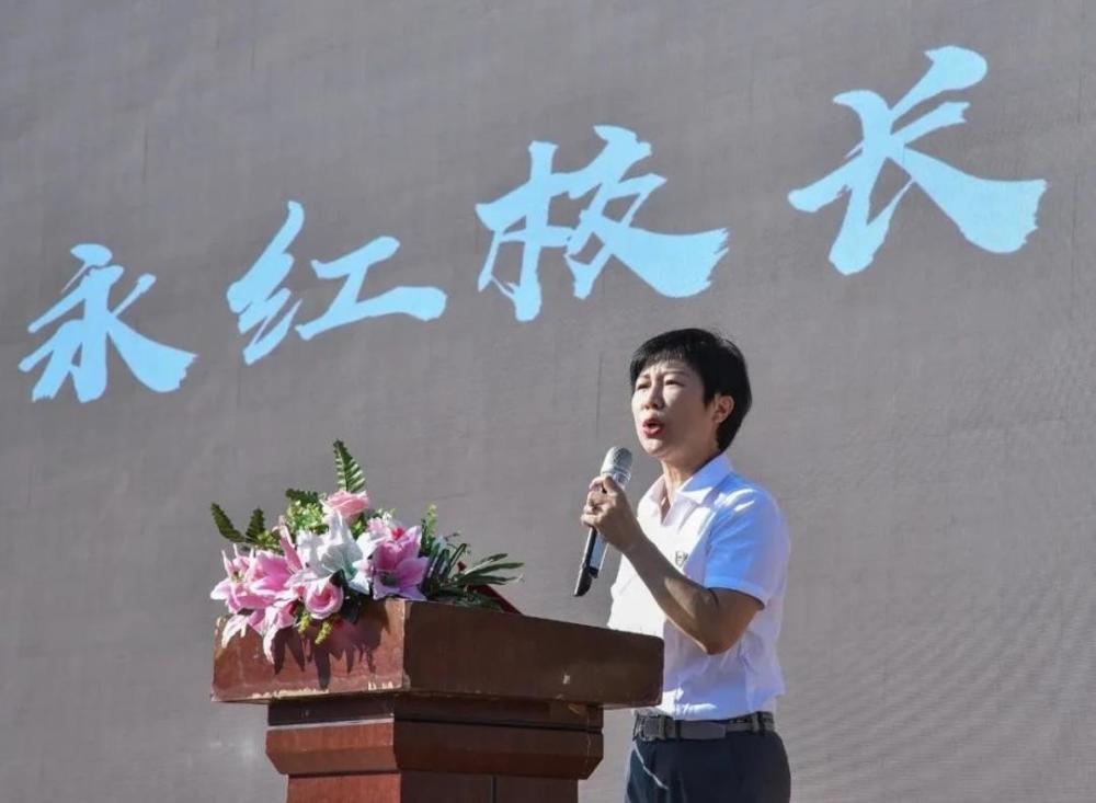 开学典礼上校长向全校老师深鞠躬:拜托对宜宾东辰学校5000名学子悉心